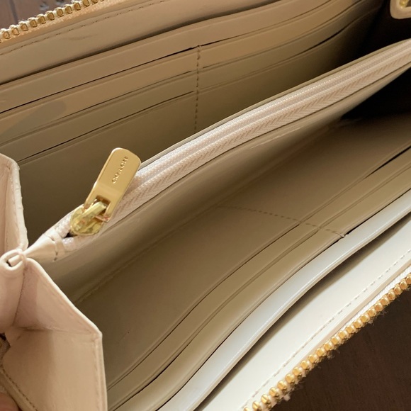 Coach Zipper Wallet. - Picture 4 of 8